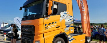 Oranžový Ford F-MAX na Aviatické pouti v Pardubicích doslova zářil
